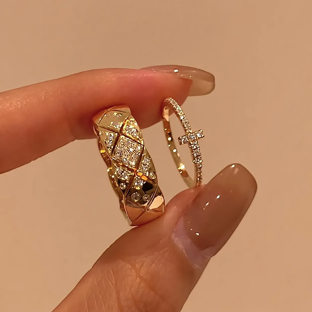 Anillo ancho de segunda mano con diamantes incrustados, diseño de cuadros, estilo Chanel, lujo discreto, elegante, completamente decorado con diamantes, cruz, para usar apilado en el dedo índice. - Image 5