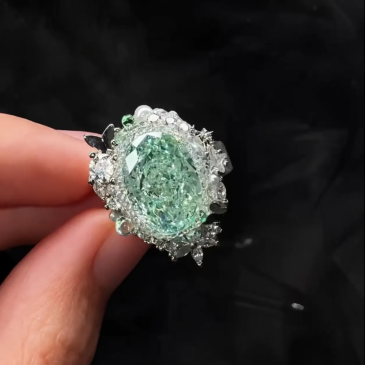 【Cold Brew Mint】Anillo inspirado en el diamante Paraíba verde, meticulosamente trabajado, lleno de pedrería, de lujo discreto, exquisito y con un aire sofisticado y exclusivo.