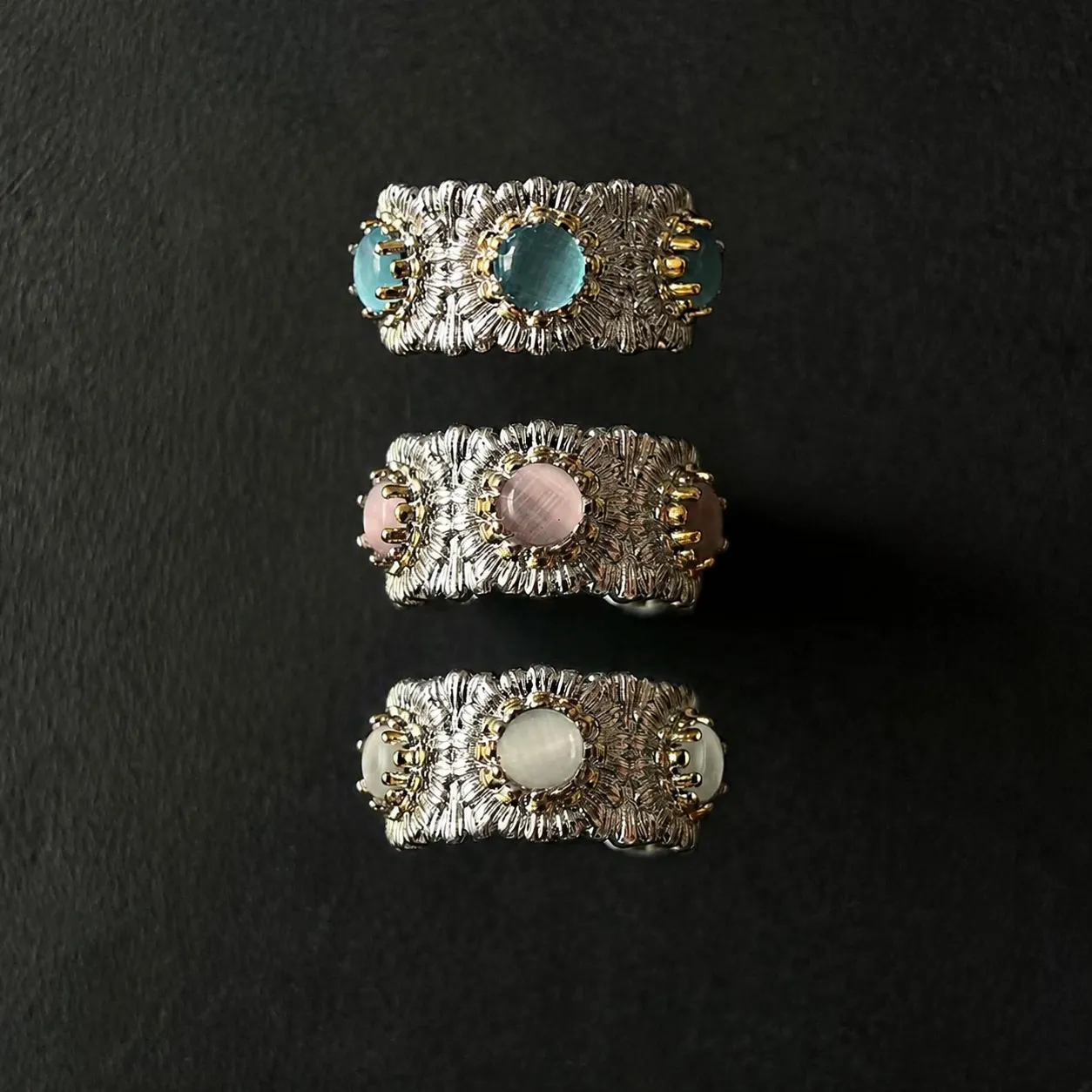 Anillo de margarita con diseño retro, acabado cepillado, lujo ligero y elaborado artesanalmente con gemas de colores por diseñador italiano, para mujer.