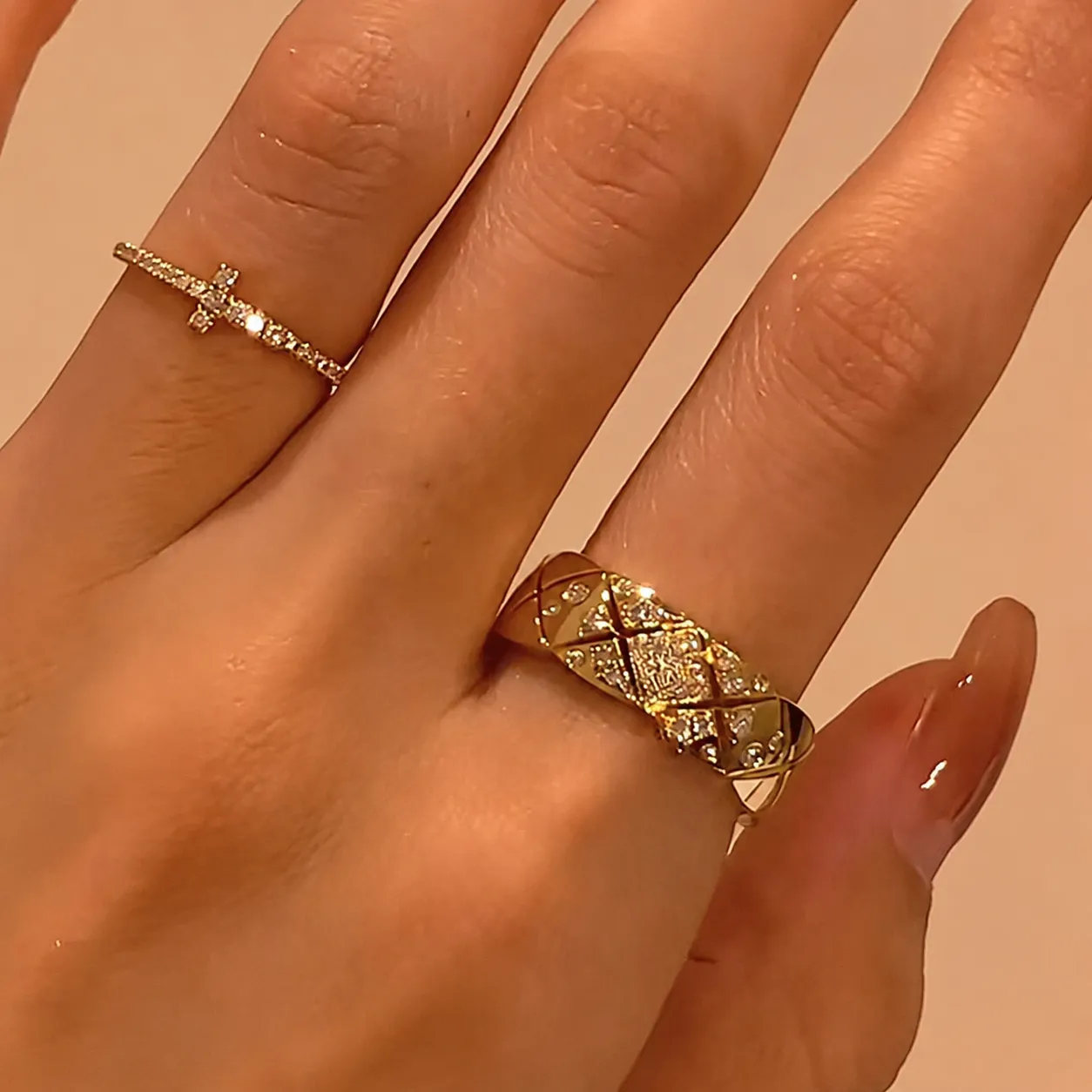 Anillo ancho de segunda mano con diamantes incrustados, diseño de cuadros, estilo Chanel, lujo discreto, elegante, completamente decorado con diamantes, cruz, para usar apilado en el dedo índice. - Image 3