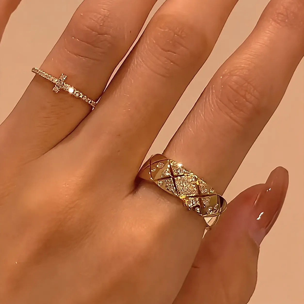Anillo ancho de segunda mano con diamantes incrustados, diseño de cuadros, estilo Chanel, lujo discreto, elegante, completamente decorado con diamantes, cruz, para usar apilado en el dedo índice. - Image 4
