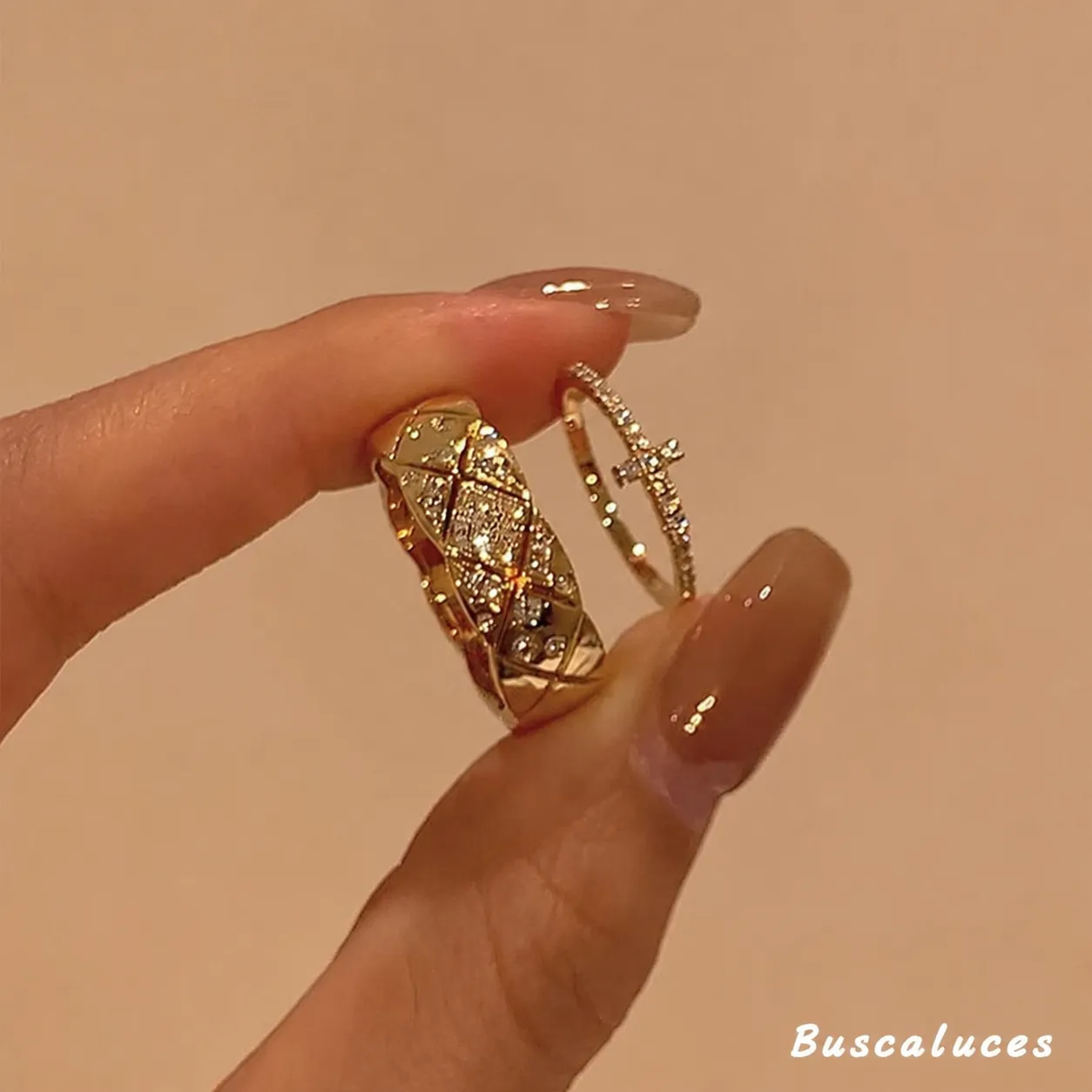 Anillo ancho de segunda mano con diamantes incrustados, diseño de cuadros, estilo Chanel, lujo discreto, elegante, completamente decorado con diamantes, cruz, para usar apilado en el dedo índice.