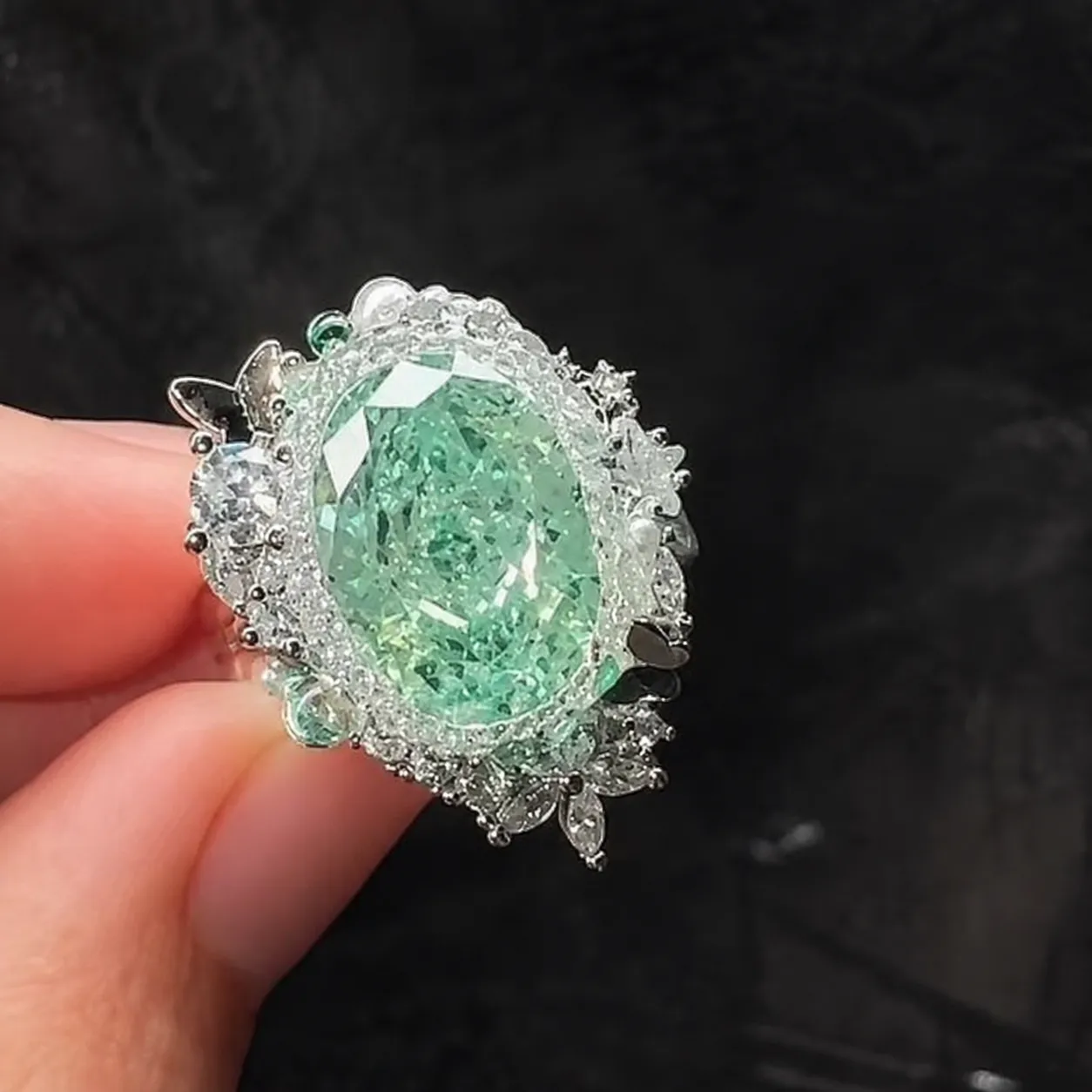 【Cold Brew Mint】Anillo inspirado en el diamante Paraíba verde, meticulosamente trabajado, lleno de pedrería, de lujo discreto, exquisito y con un aire sofisticado y exclusivo. - Image 2