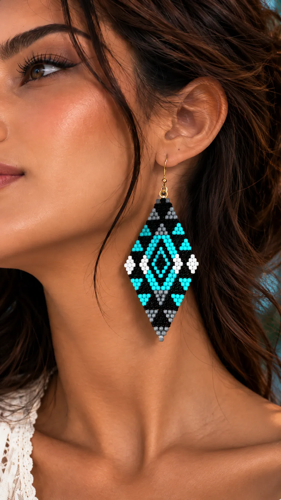 Amuleto Ancestral – Aretes de Cuentas con Diseño Geométrico, Tejidos a Mano, Estilo Bohemio