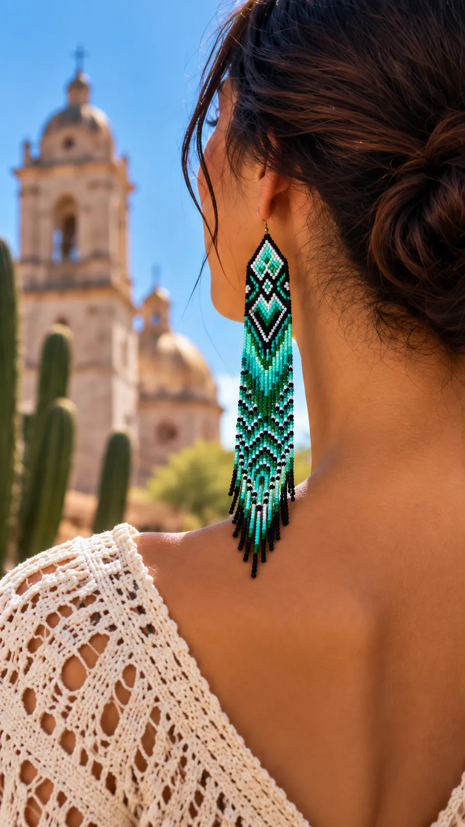Esencia Esmeralda – Aretes Largos de Cuentas con Diseño Geométrico y Flecos, Tejidos a Mano - Image 7