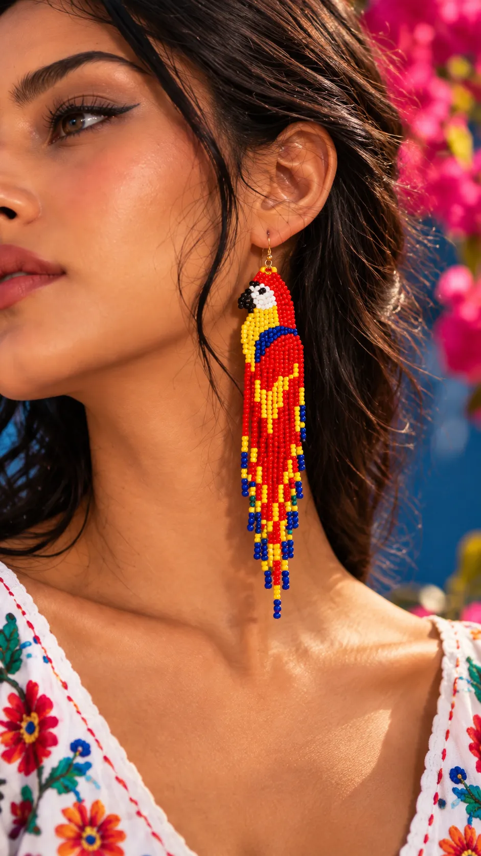 Guacamaya Tropical – Aretes de Guacamaya con Cuentas y Flecos Largos, Tejidos a Mano
