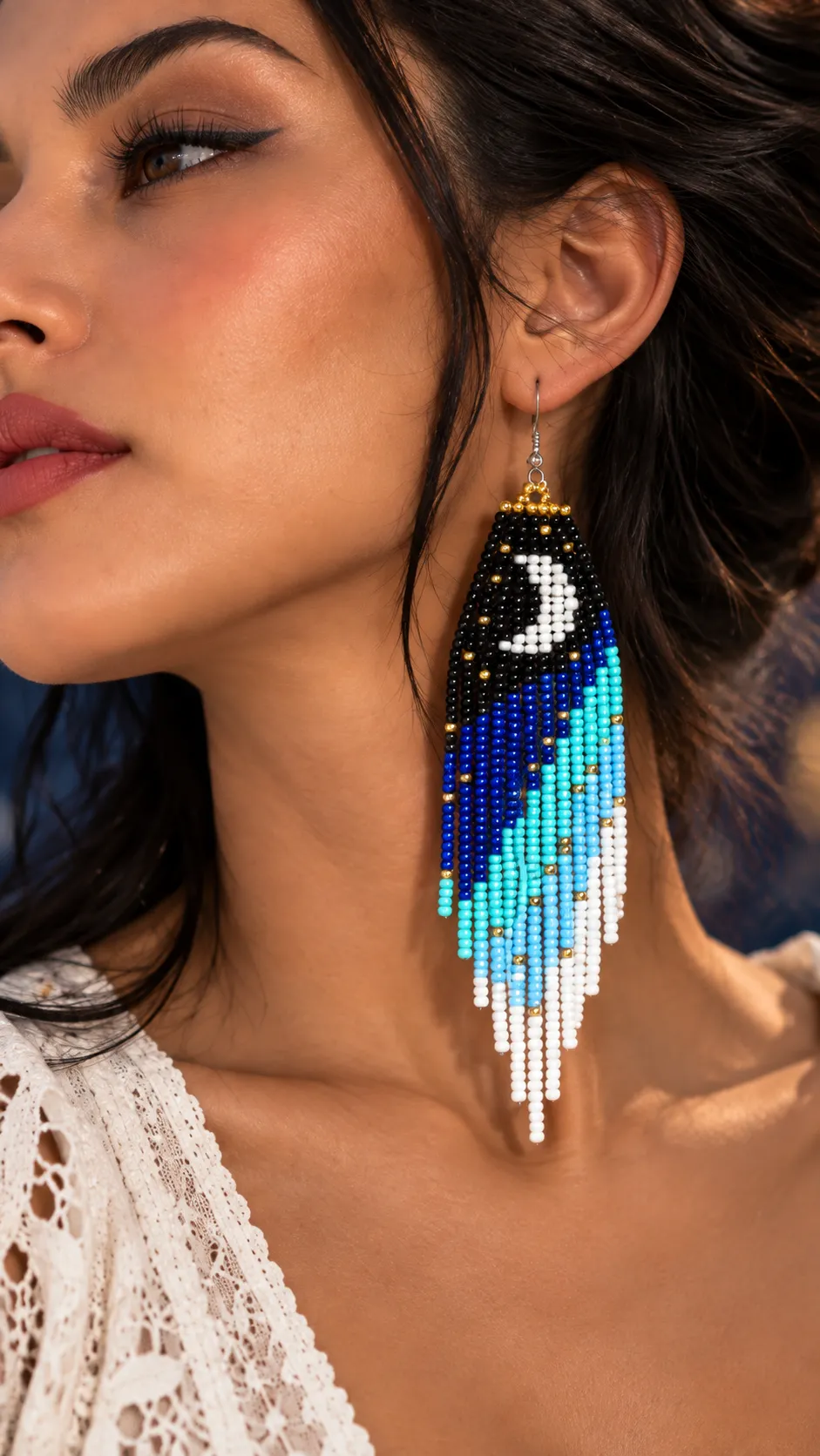 Luna Azul – Aretes Largos de Cuentas con Luna y Flecos, Tejidos a Mano, Estilo Bohemio