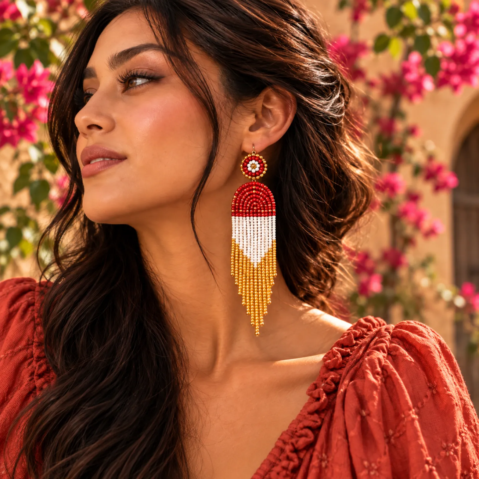 Sol Carmesi - Aretes Largos de Cuentas con Flecos Dorados y Detalle Floral, Tejidos a Mano