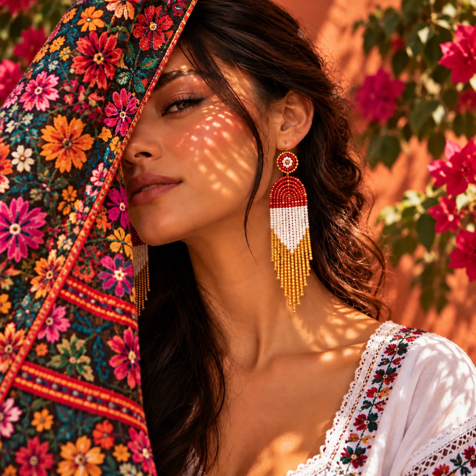 Sol Carmesi - Aretes Largos de Cuentas con Flecos Dorados y Detalle Floral, Tejidos a Mano - Image 4