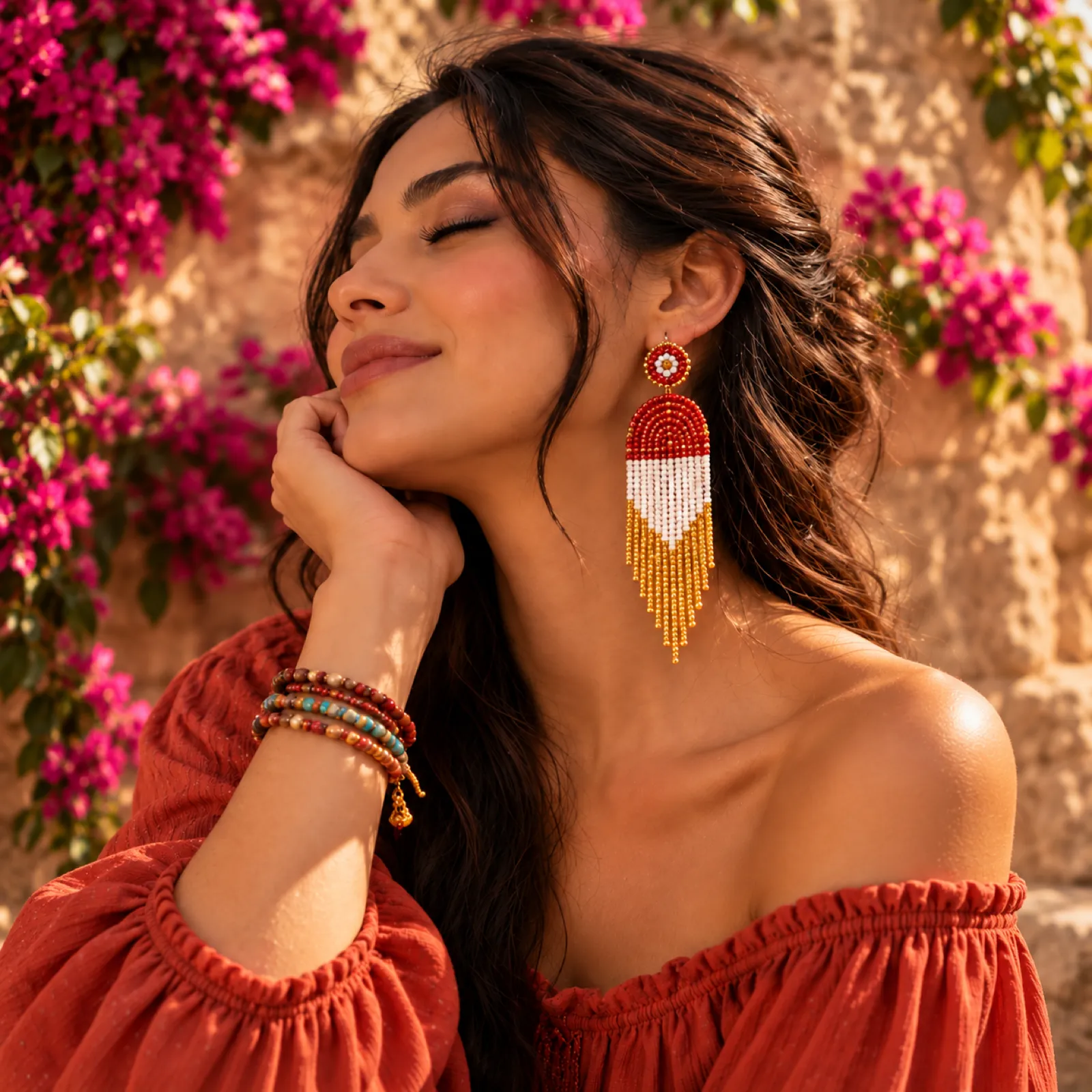 Sol Carmesi - Aretes Largos de Cuentas con Flecos Dorados y Detalle Floral, Tejidos a Mano - Image 2