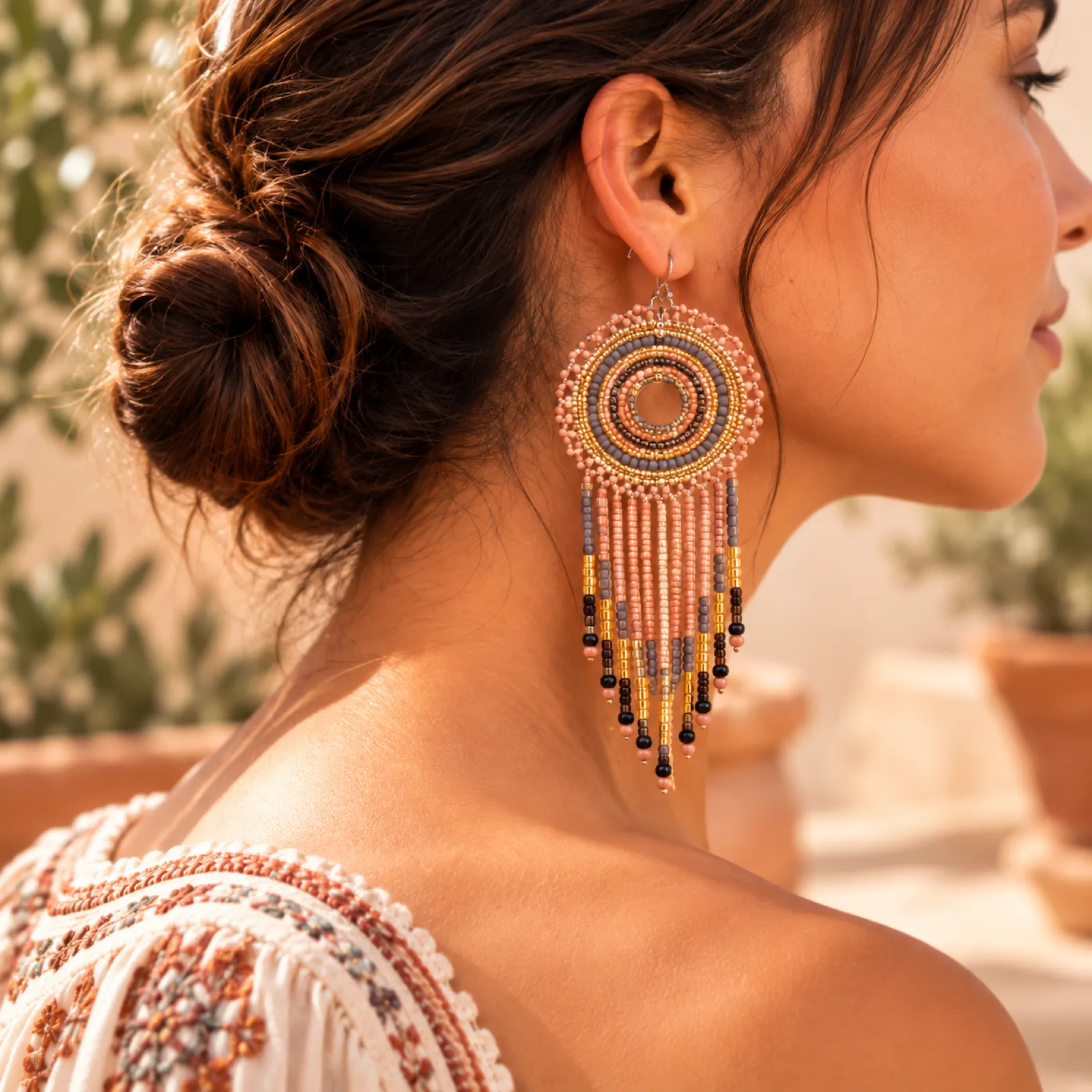 Alma de Tierra – Aretes Redondos de Cuentas con Flecos Largos, Tejidos a Mano, Estilo Bohemio Vintage