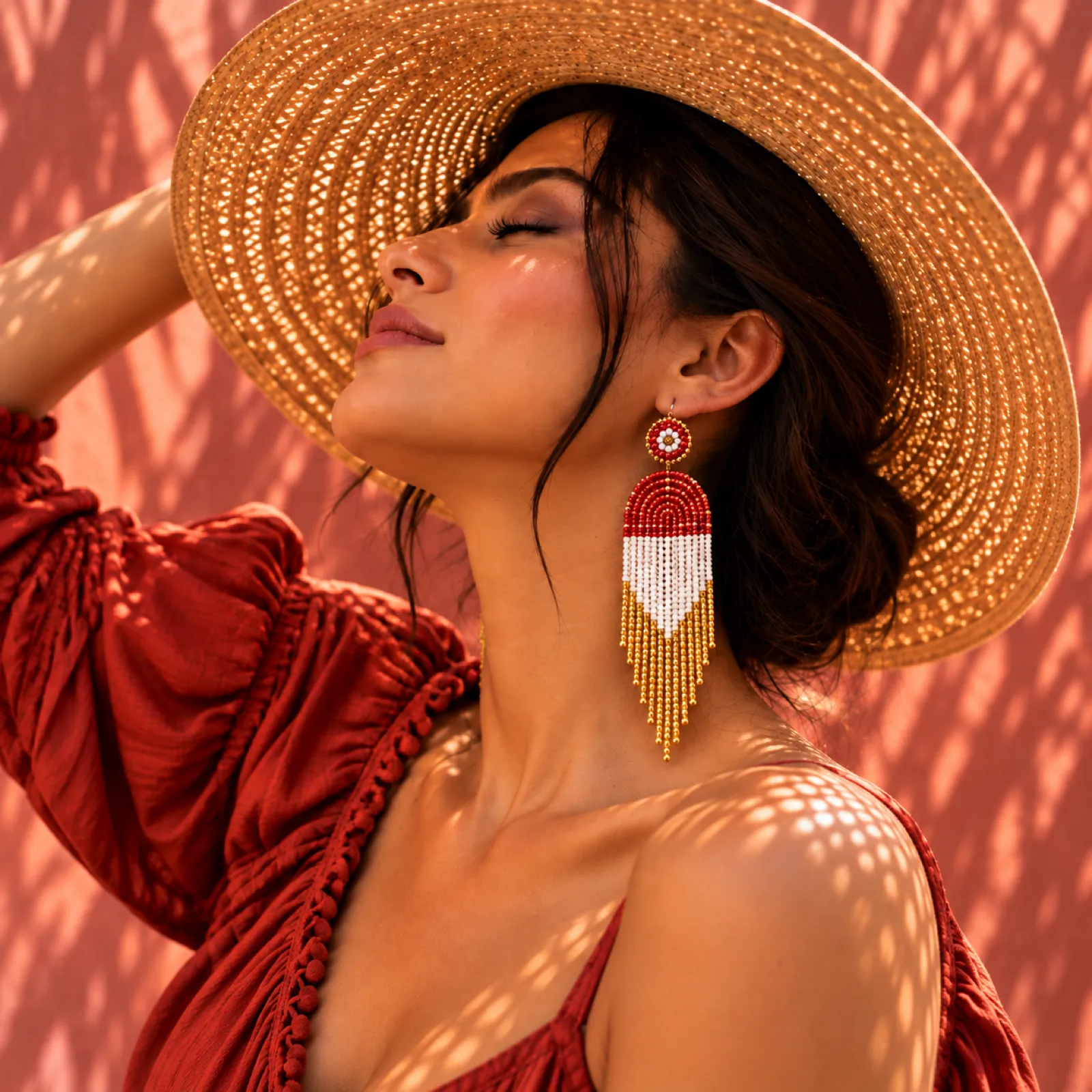 Sol Carmesi - Aretes Largos de Cuentas con Flecos Dorados y Detalle Floral, Tejidos a Mano - Image 3