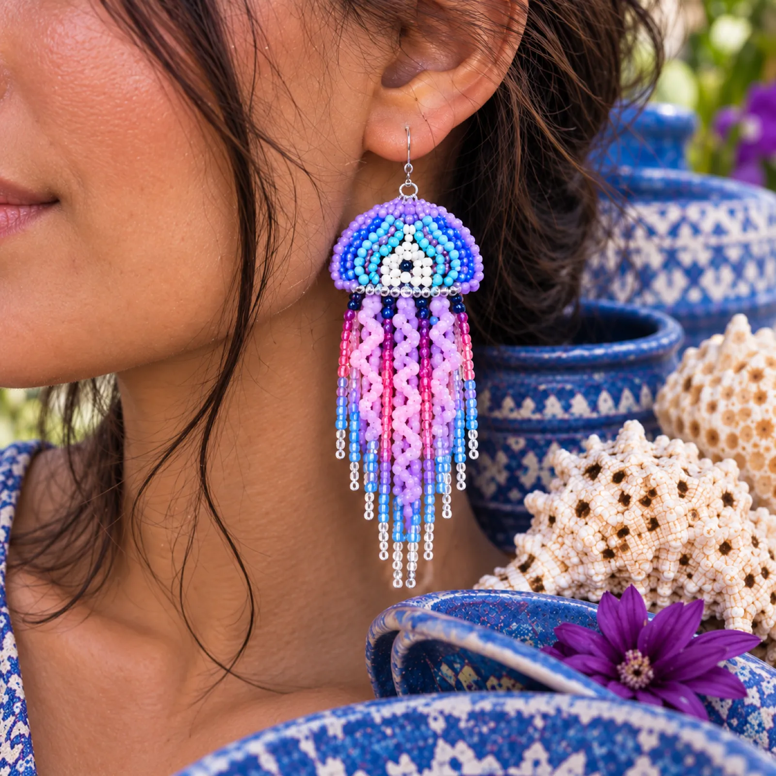 Medusa del Mar – Aretes de Medusa con Cuentas y Flecos Largos, Tejidos a Mano