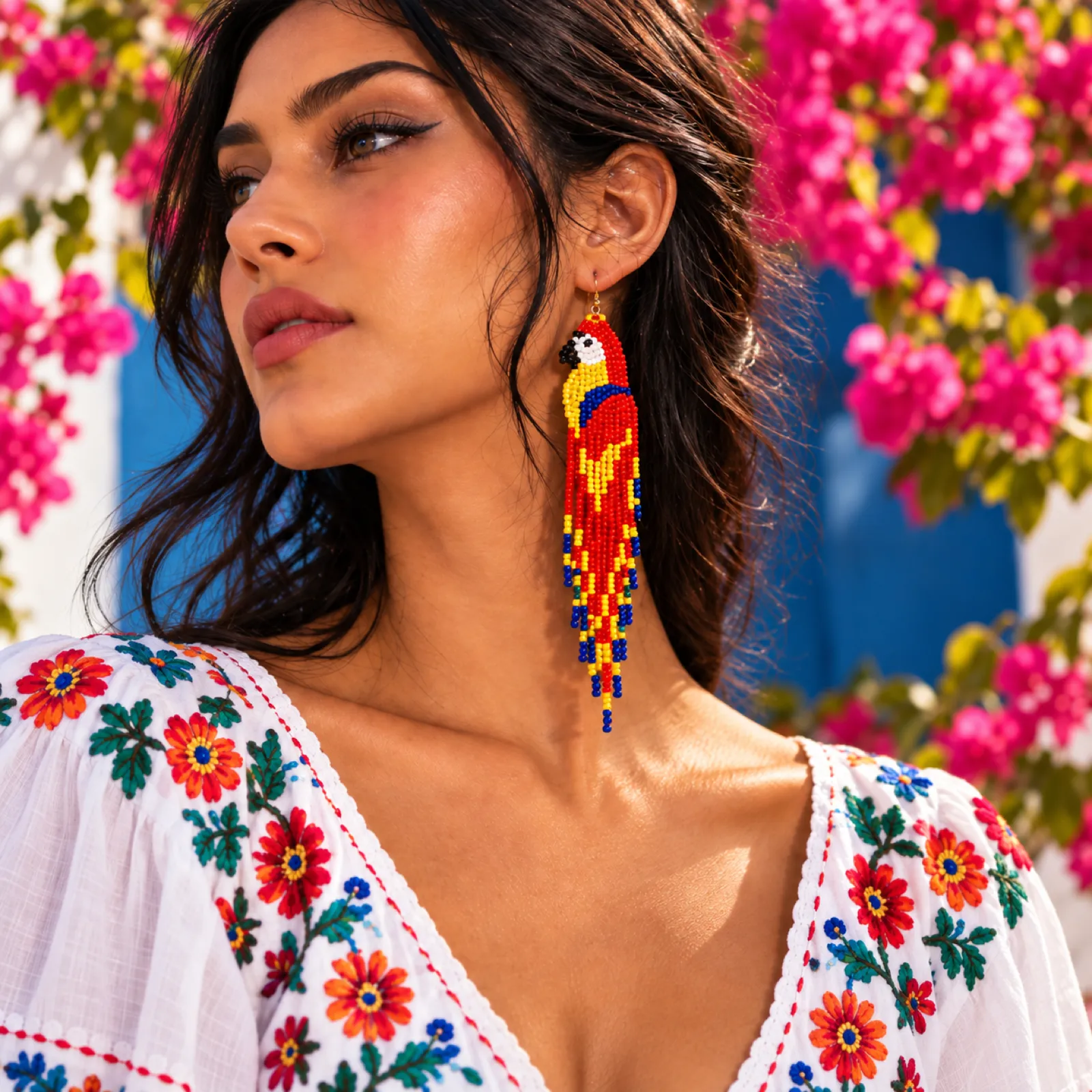 Guacamaya Tropical – Aretes de Guacamaya con Cuentas y Flecos Largos, Tejidos a Mano