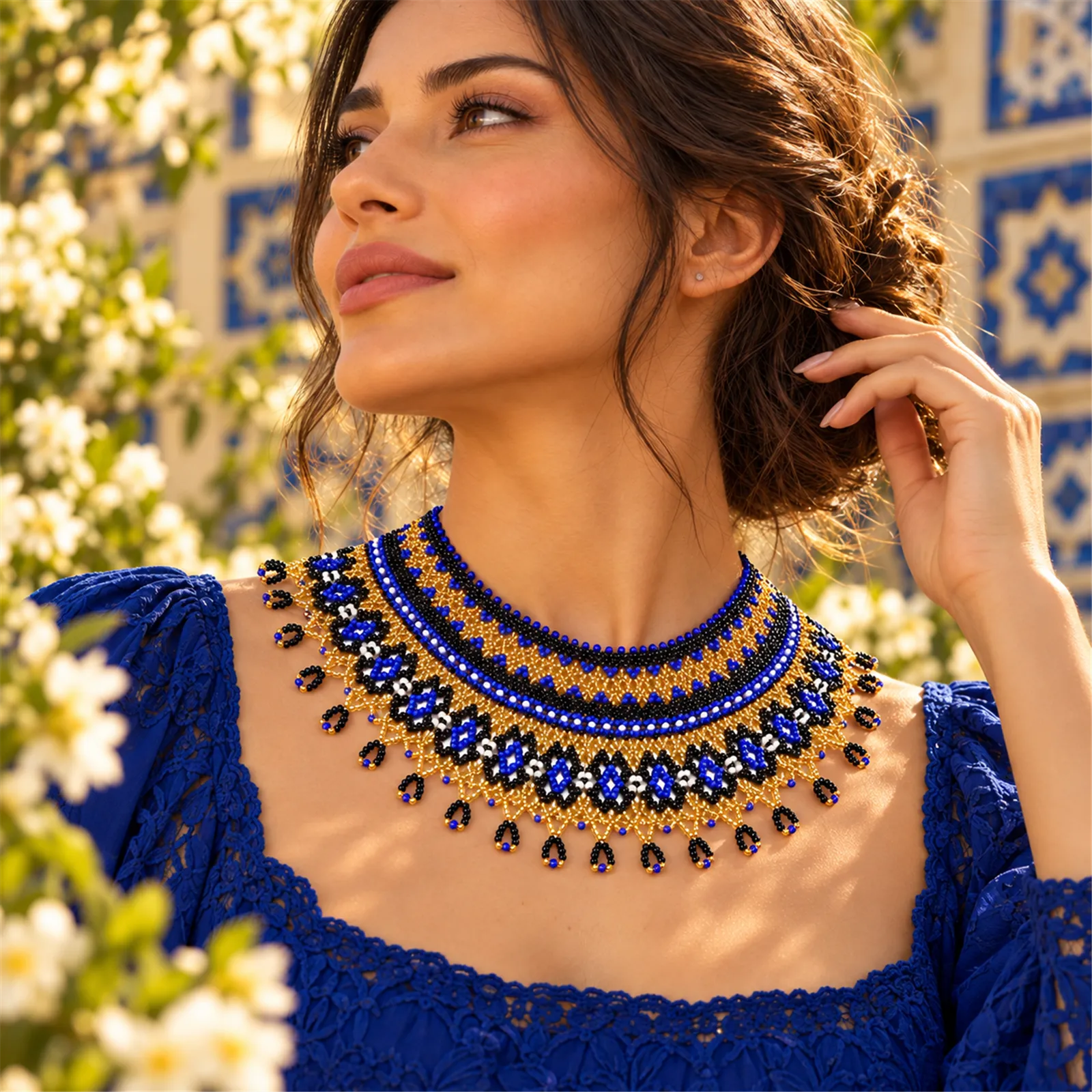 Azul Imperial – Collar de Cuentas Azules y Doradas con Diseño Geométrico, Tejido a Mano, Estilo Bohemio - Image 3