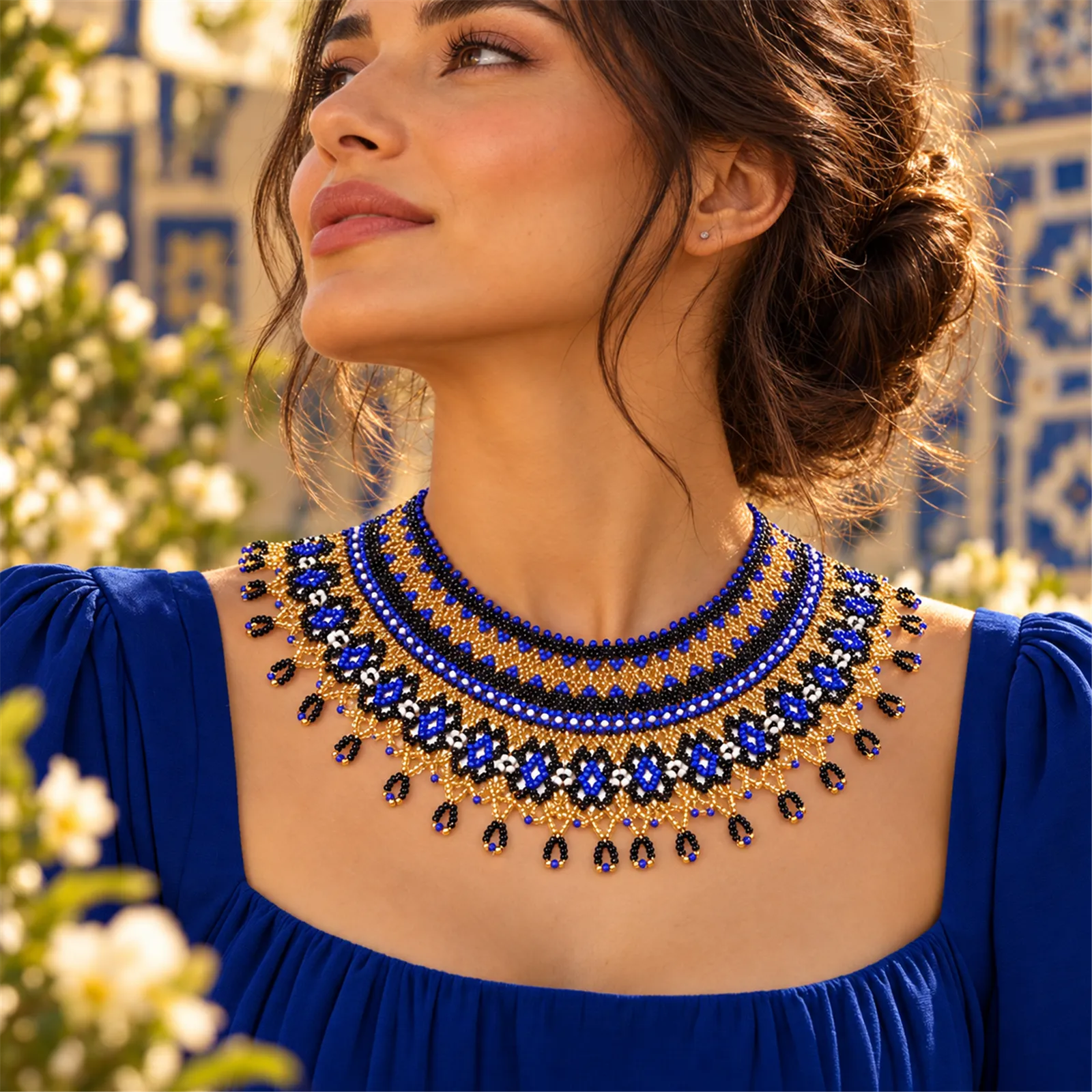 Azul Imperial – Collar de Cuentas Azules y Doradas con Diseño Geométrico, Tejido a Mano, Estilo Bohemio