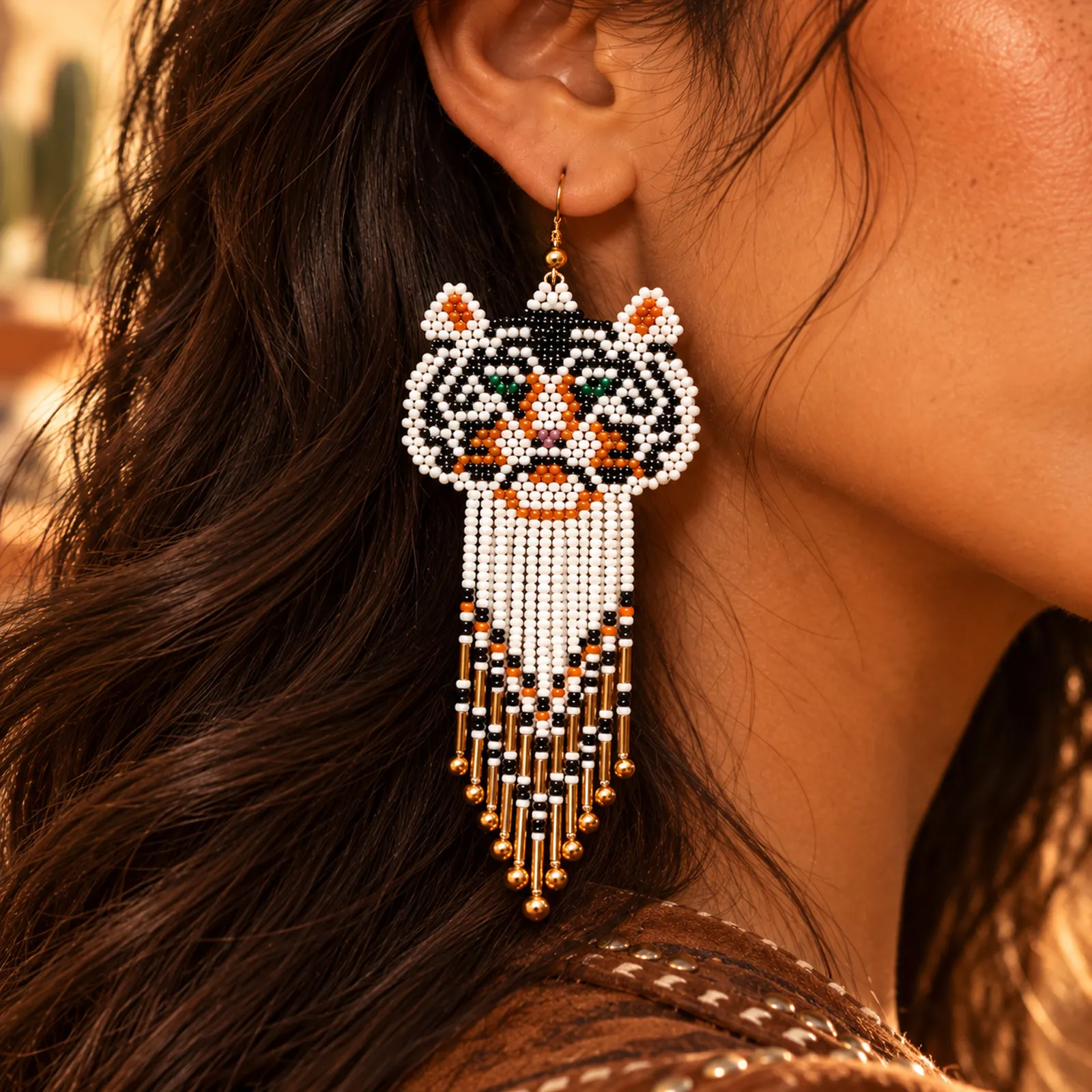Tigre– Aretes Largos de Cuentas con Diseño de Tigre y Flecos, Tejidos a Mano - Image 4