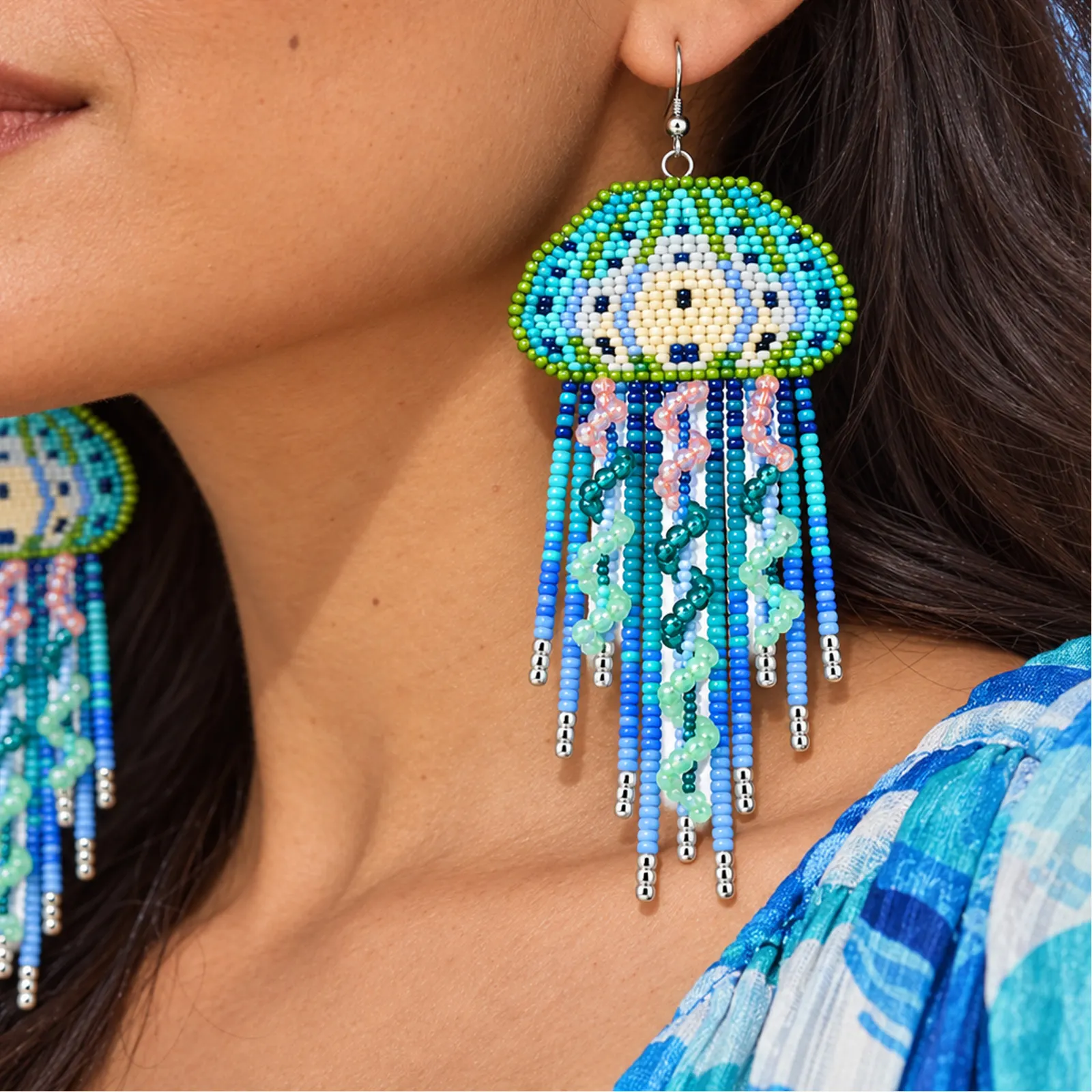Medusa Coquette – Aretes Largos de Medusas con Cuentas y Flecos en Varios Colores - Image 10