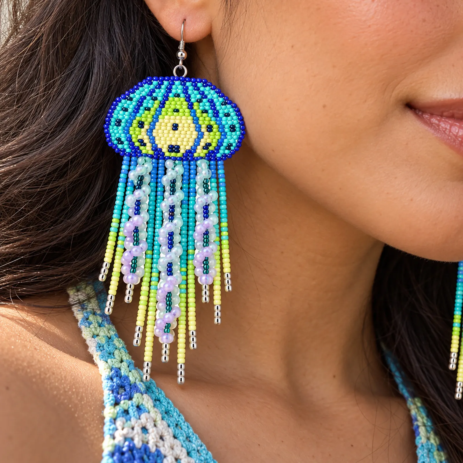 Medusa Coquette – Aretes Largos de Medusas con Cuentas y Flecos en Varios Colores - Image 7