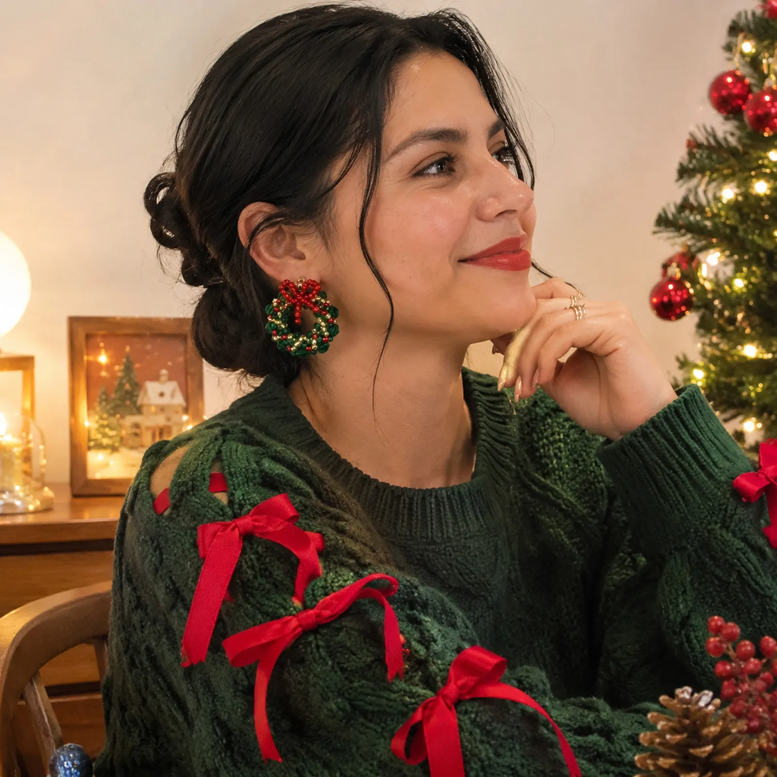 Aretes Navideños de Cuentas Hechos a Mano – Pendientes de Corona de Navidad con Lazos, Estilo Festivo y Original - Image 3