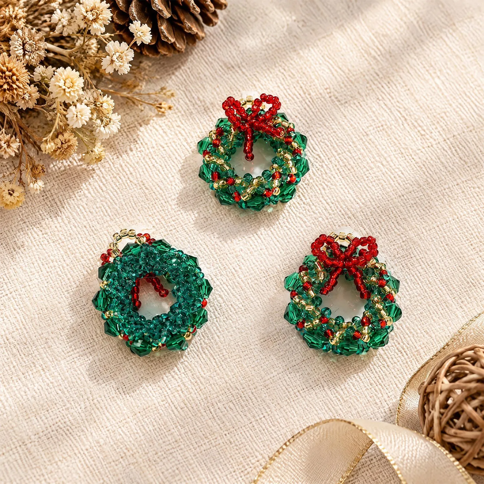 Aretes Navideños de Cuentas Hechos a Mano – Pendientes de Corona de Navidad con Lazos, Estilo Festivo y Original - Image 5